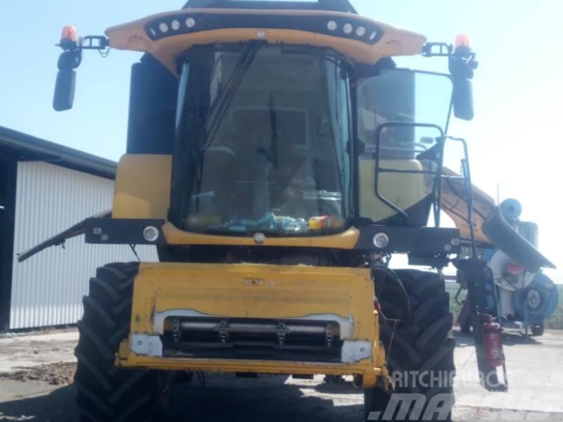 New Holland CX 6.90 Combine harvesters