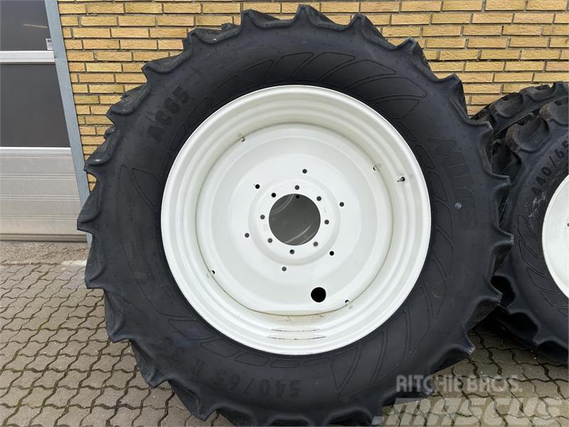 New Holland 440/65R28+540/65R38 Tyres, wheels and rims