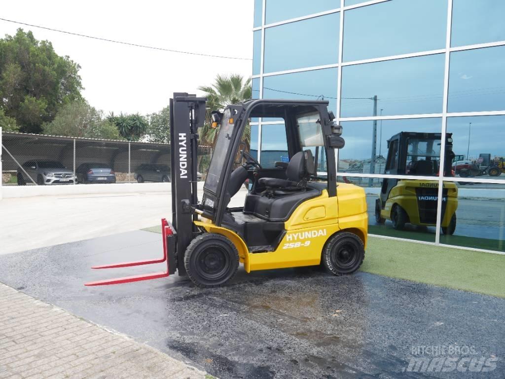 Hyundai 25 D-9 Dizelski viličari