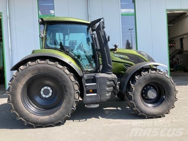Valtra T 235 Versu Traktori