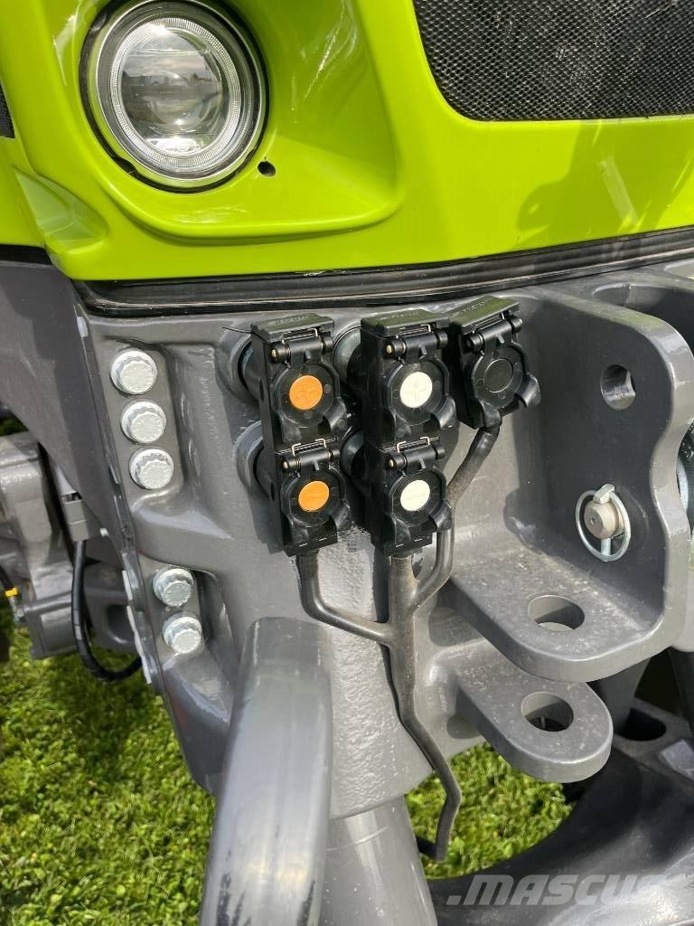 CLAAS AXIO 930 Traktori