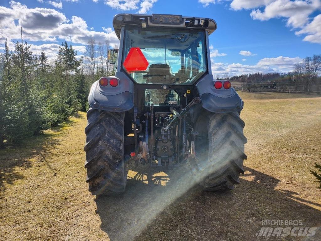 Valtra M 120 Traktori