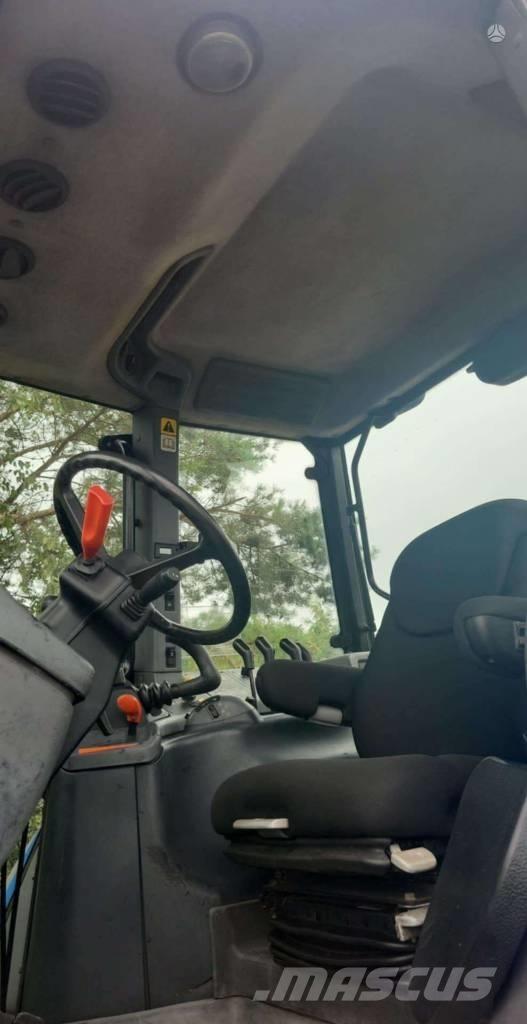 New Holland TM 150 Traktori