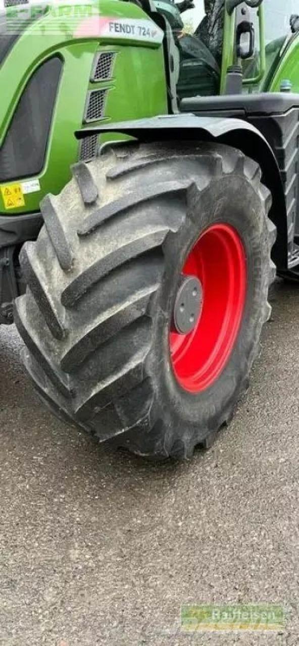 Fendt 724 vario Traktori