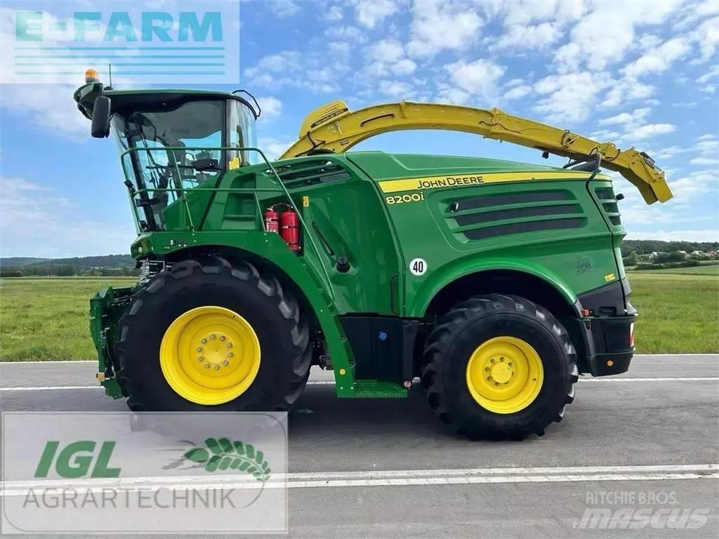 John Deere 8200 i Strojevi za krmu na vlastiti pogon