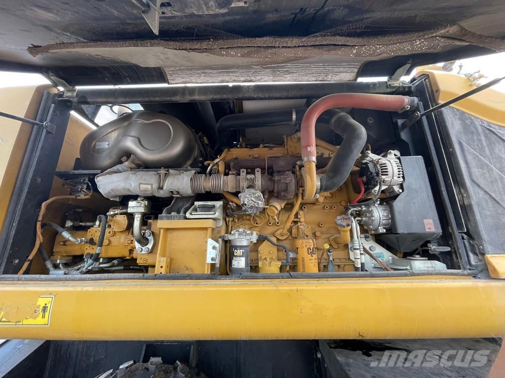 CAT MH3024 Bageri na kotačima