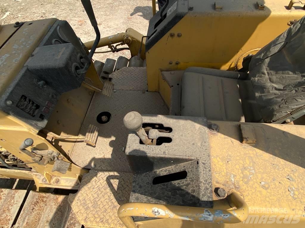 Komatsu D21P-6 Buldožeri gusjeničari