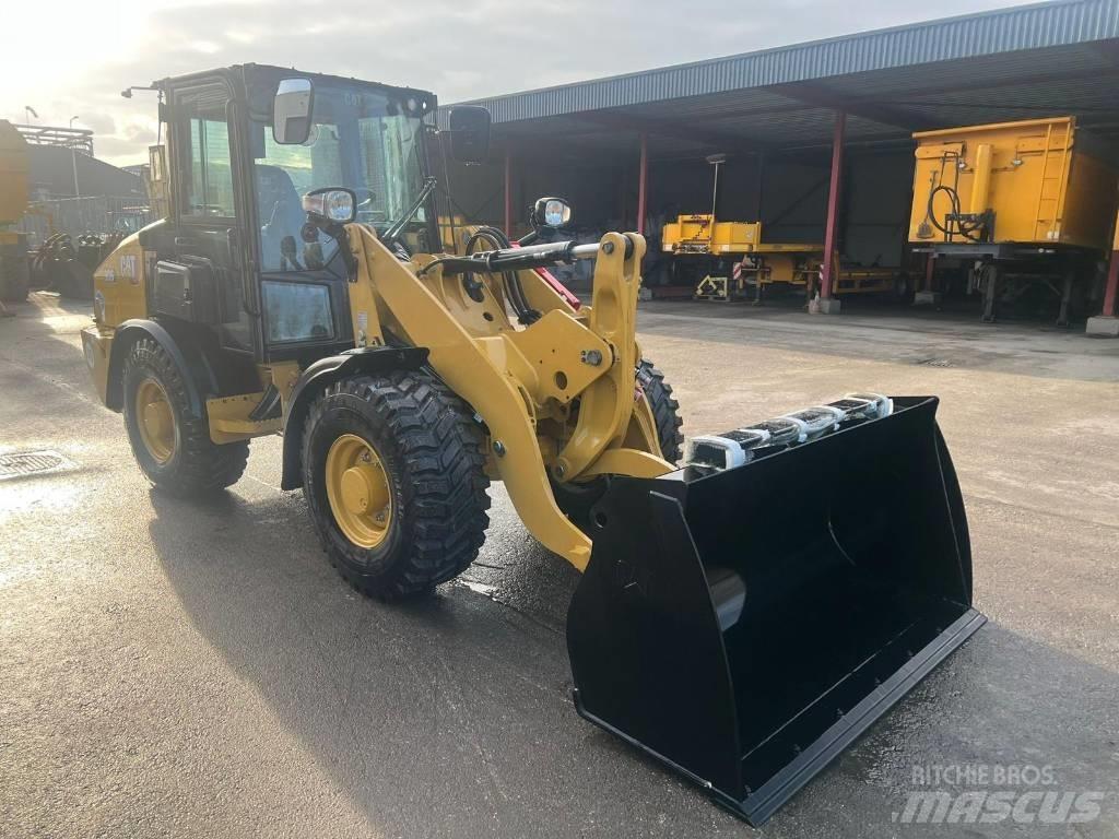 CAT 906 Utovarivači na kotačima