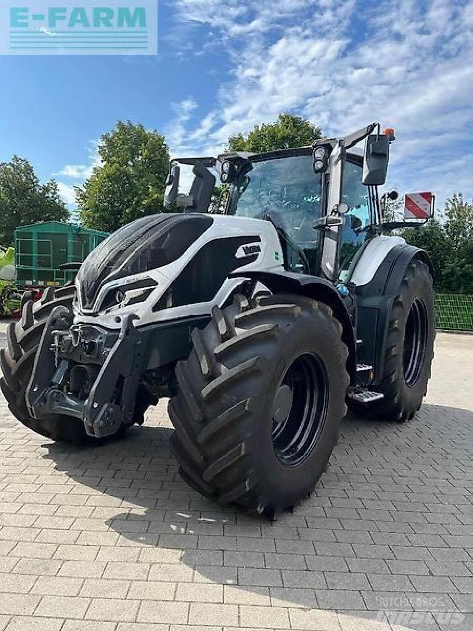 Valtra q245 Traktori