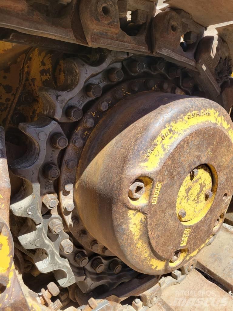 Komatsu D65EX-15 Buldožeri gusjeničari