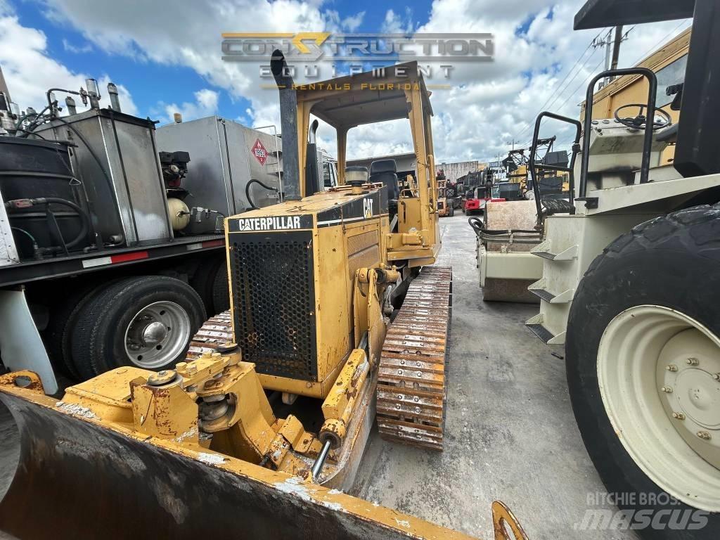 CAT D 3 C III Buldožeri gusjeničari