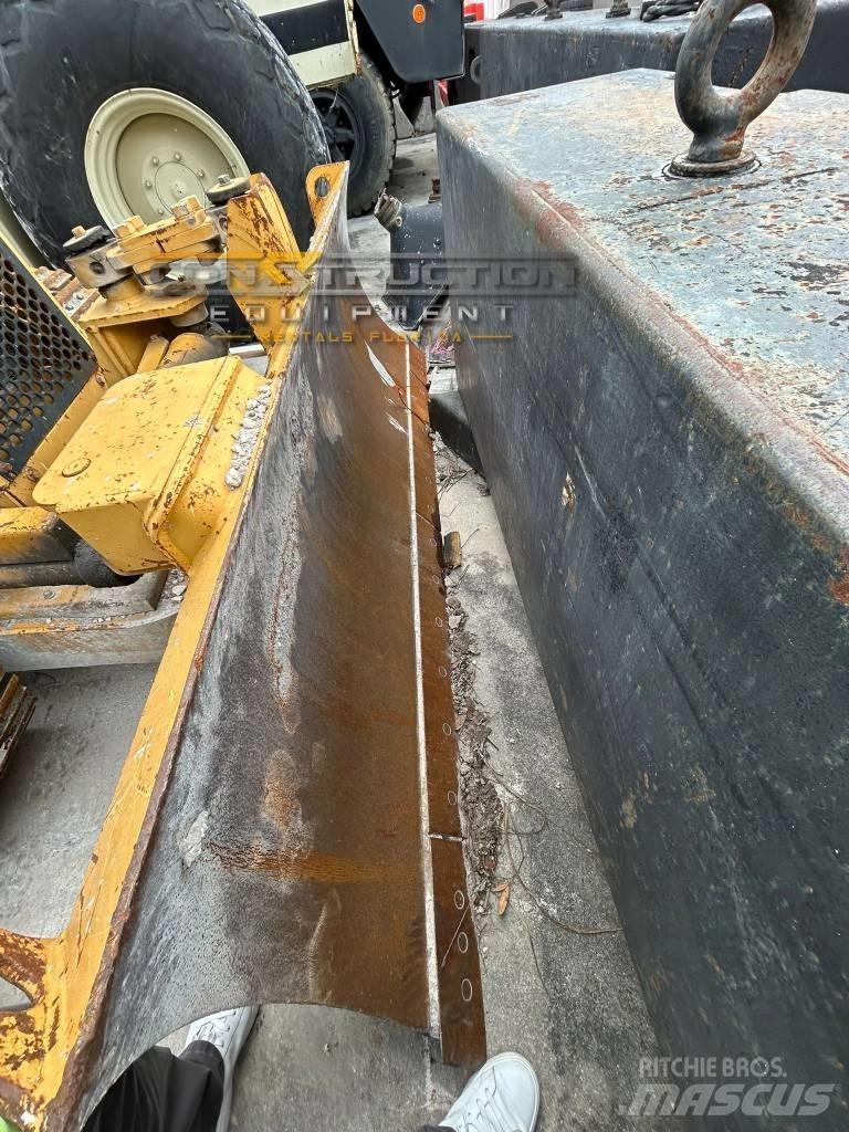 CAT D 3 C III Buldožeri gusjeničari