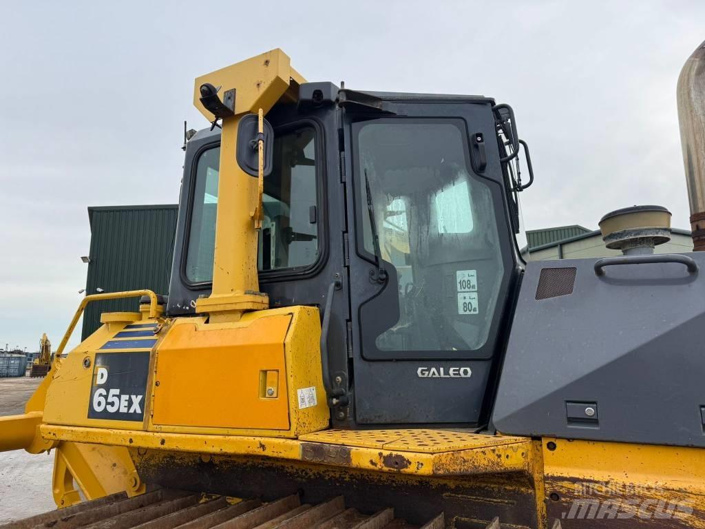 Komatsu D65EX-15 Buldožeri gusjeničari
