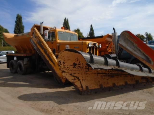 International 5070 Sniježne daske i  plugovi