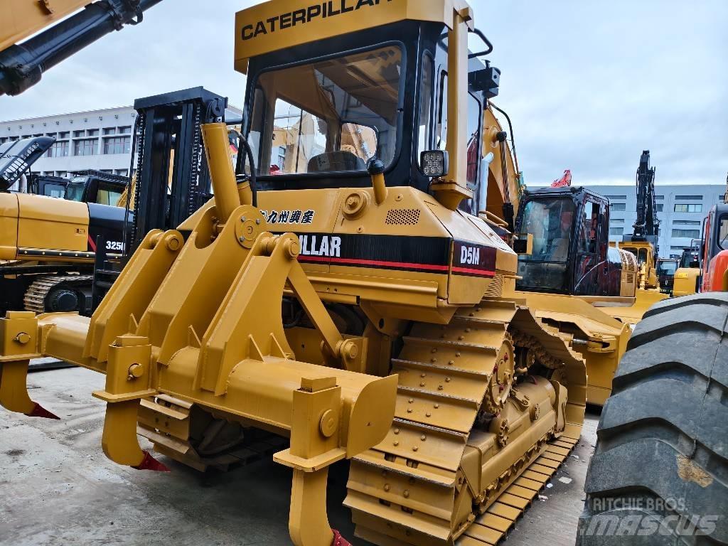 CAT D 5 M Buldožeri gusjeničari