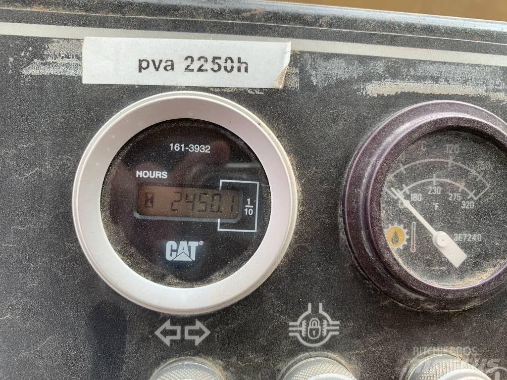 CAT PS 300 B Gumeni valjci na kotačima
