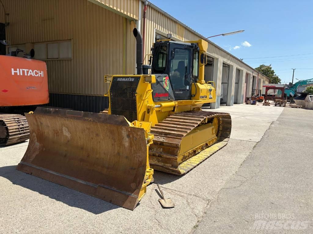 Komatsu 61 PX Buldožeri gusjeničari
