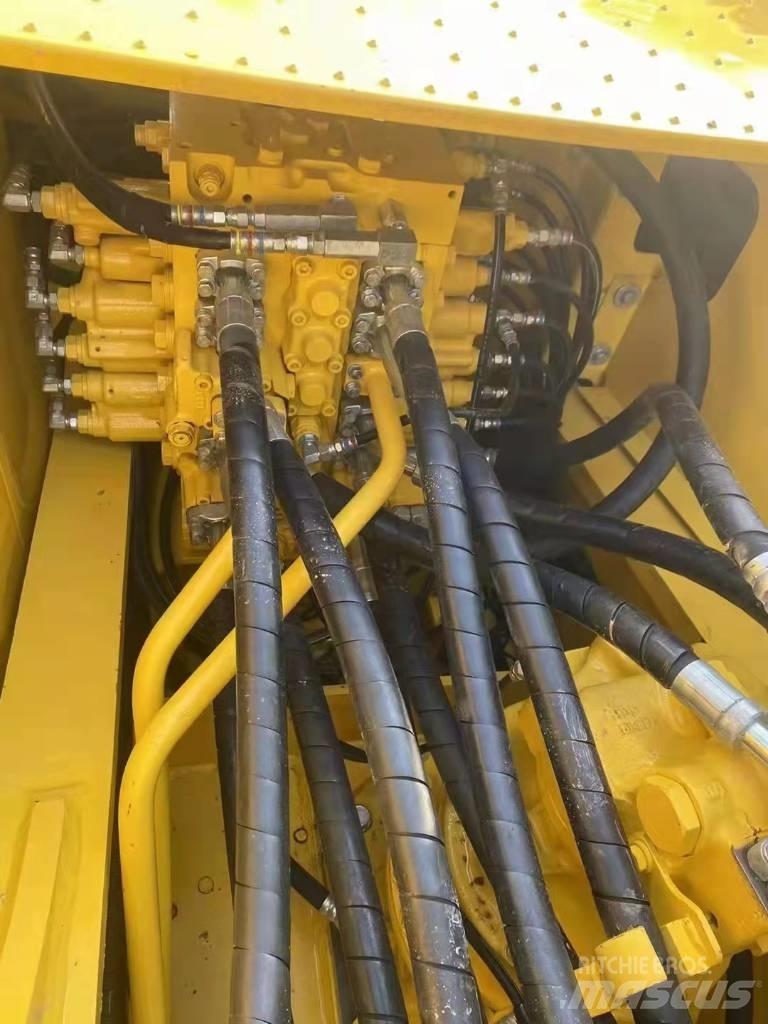 Komatsu PC 220-8 Bageri gusjeničari