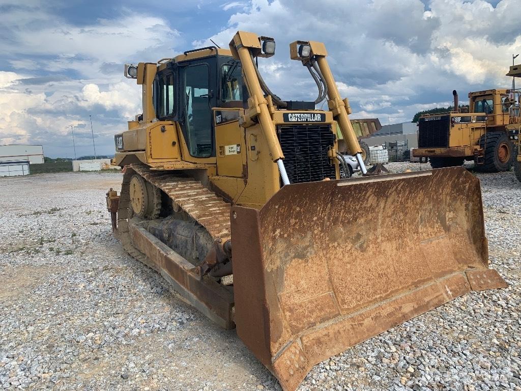 CAT D 6 T Buldožeri gusjeničari