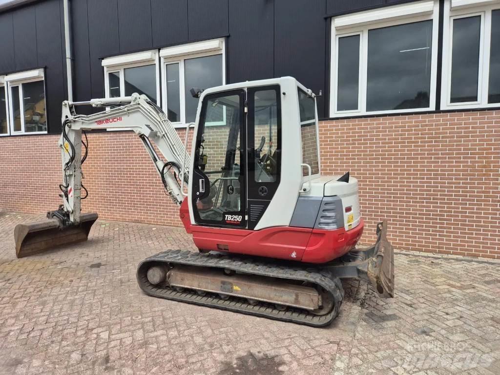 Takeuchi TB250 Mini bageri <7t
