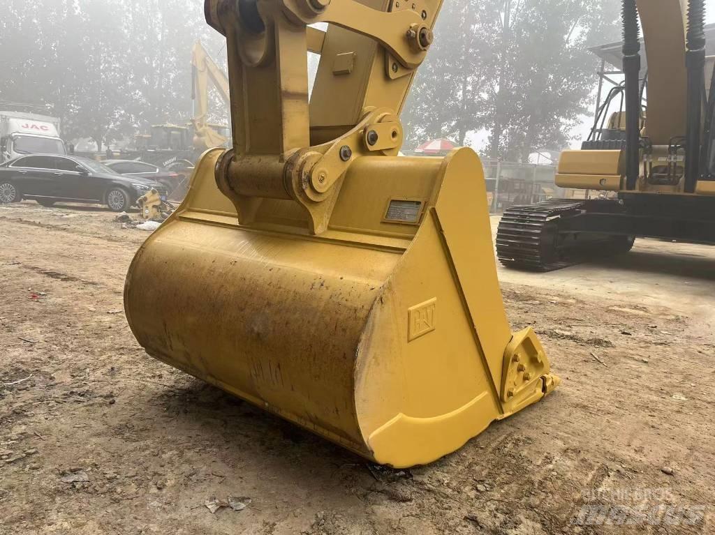 CAT 2021 CAT 330 Bageri na kotačima