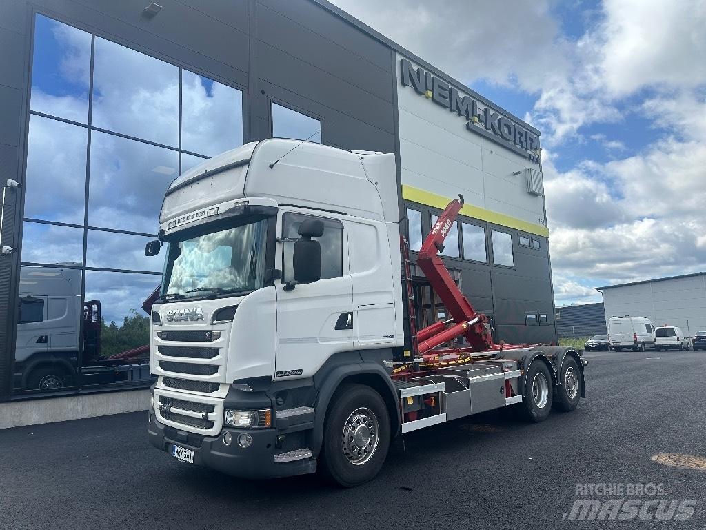 Scania R520 6x2*4 Rol kiper kamioni s kukama za dizanje