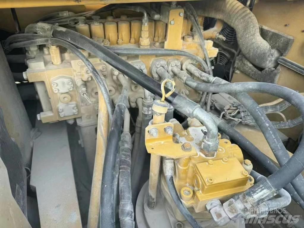 CAT 330 Bageri gusjeničari