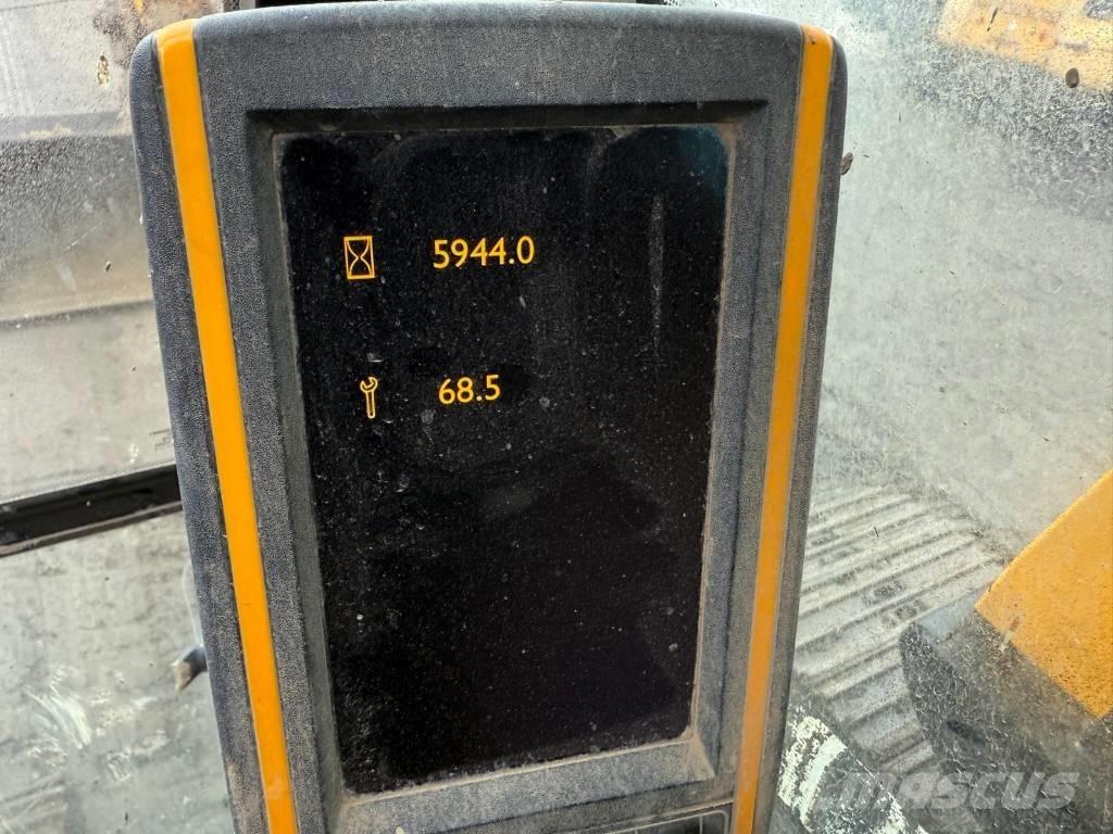 JCB JS 130 LC Bageri gusjeničari