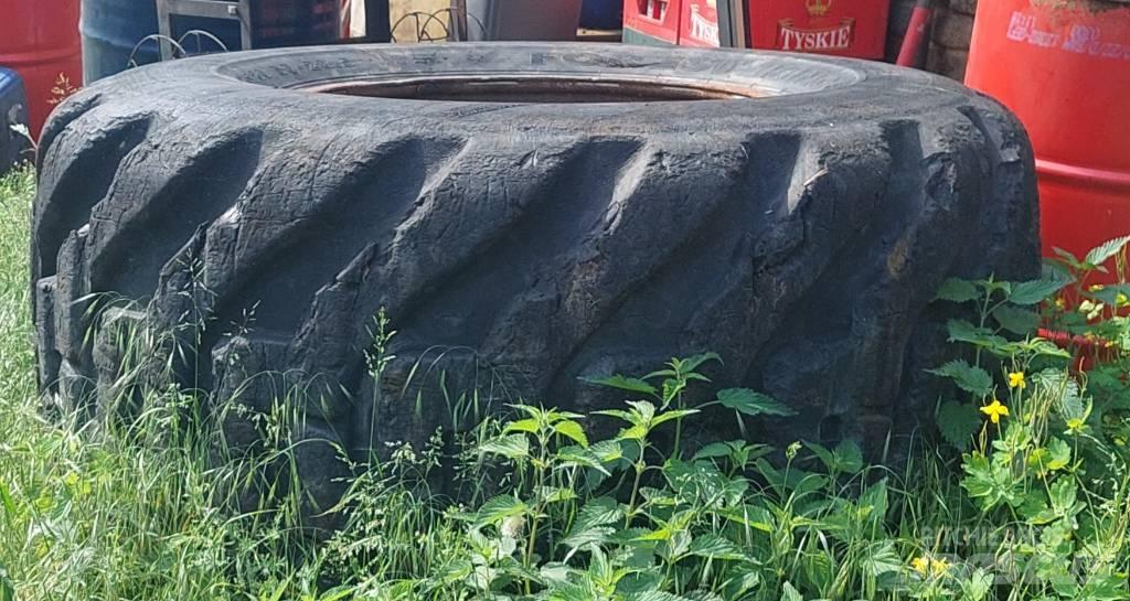 Komatsu 895 Gume, kotači i naplatci