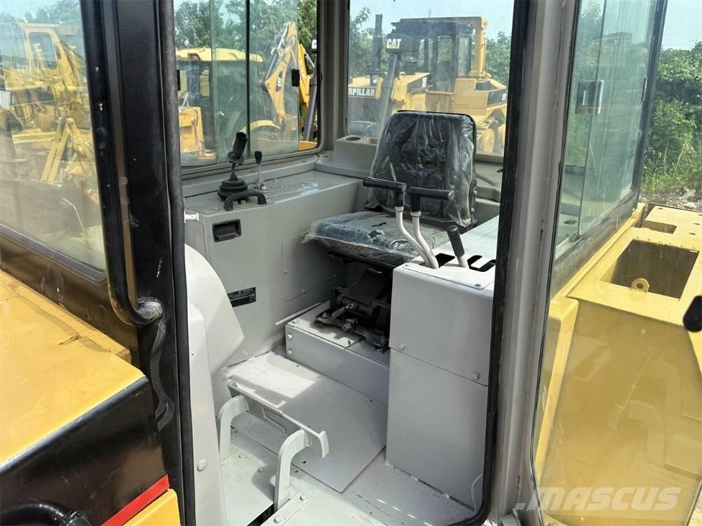 CAT D 6 G Buldožeri gusjeničari