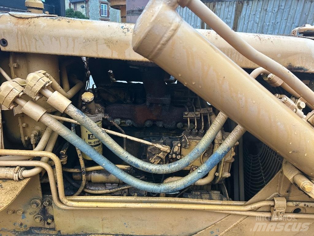 CAT D 4 D Buldožeri gusjeničari