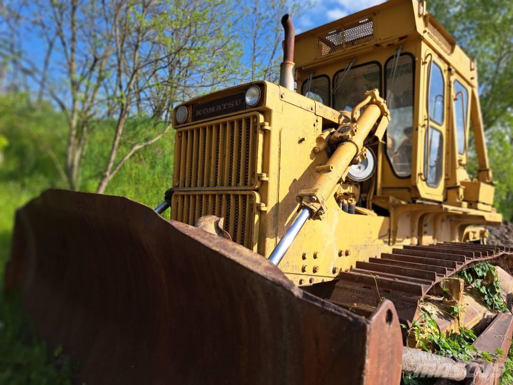 Komatsu D85A Buldožeri gusjeničari