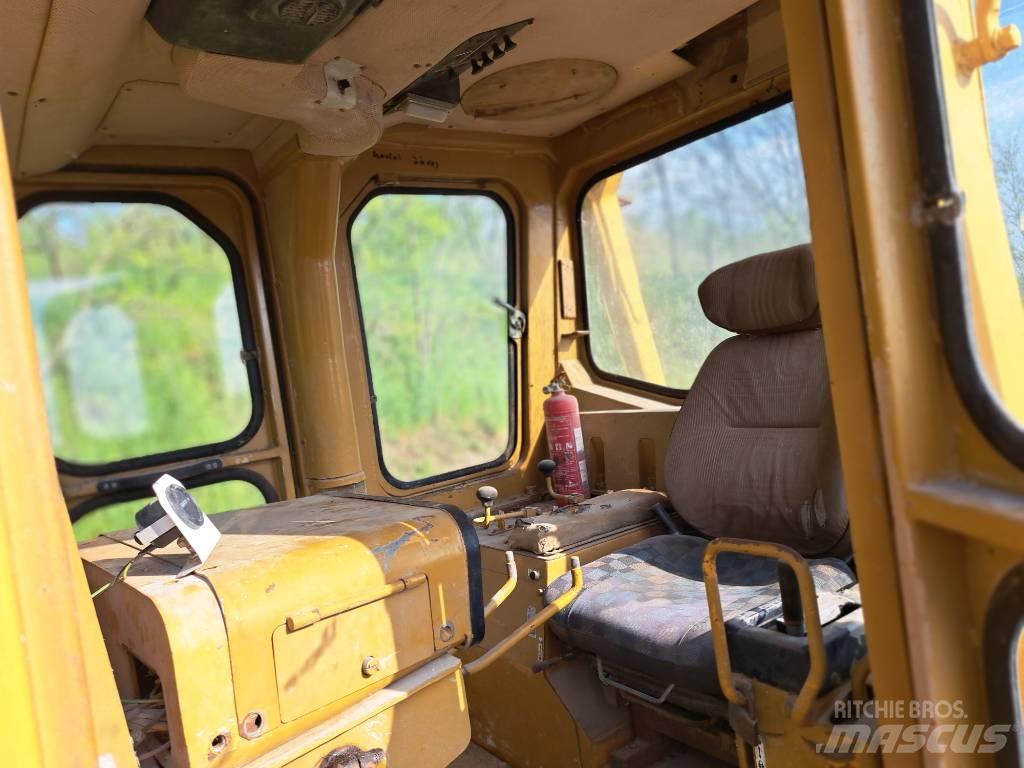 Komatsu D85A Buldožeri gusjeničari