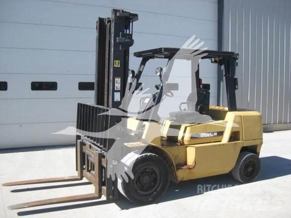 CAT DP40KL Dizelski viličari