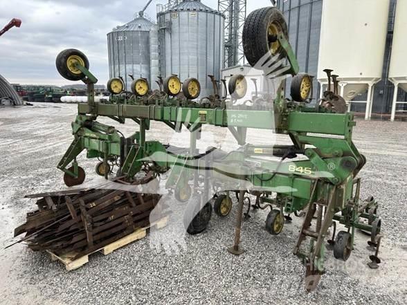 John Deere 845 Međuredni kultivatori