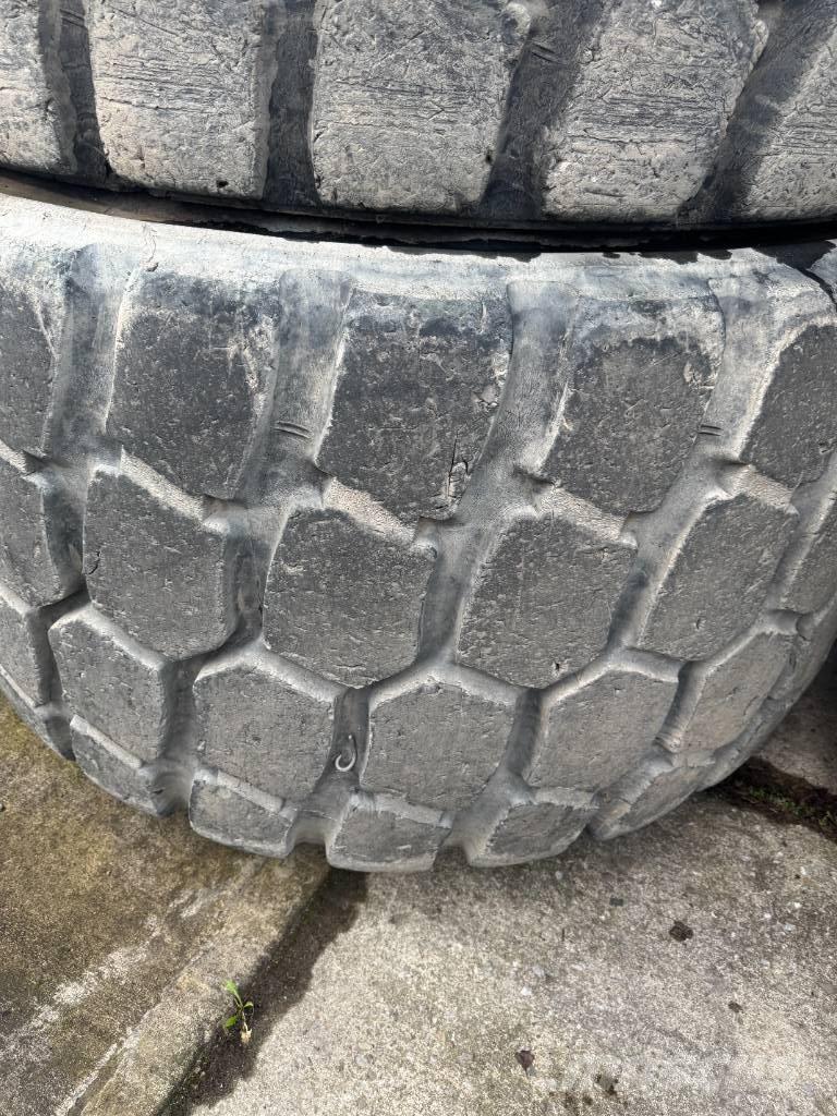 Develon DA 45 Gume, kotači i naplatci