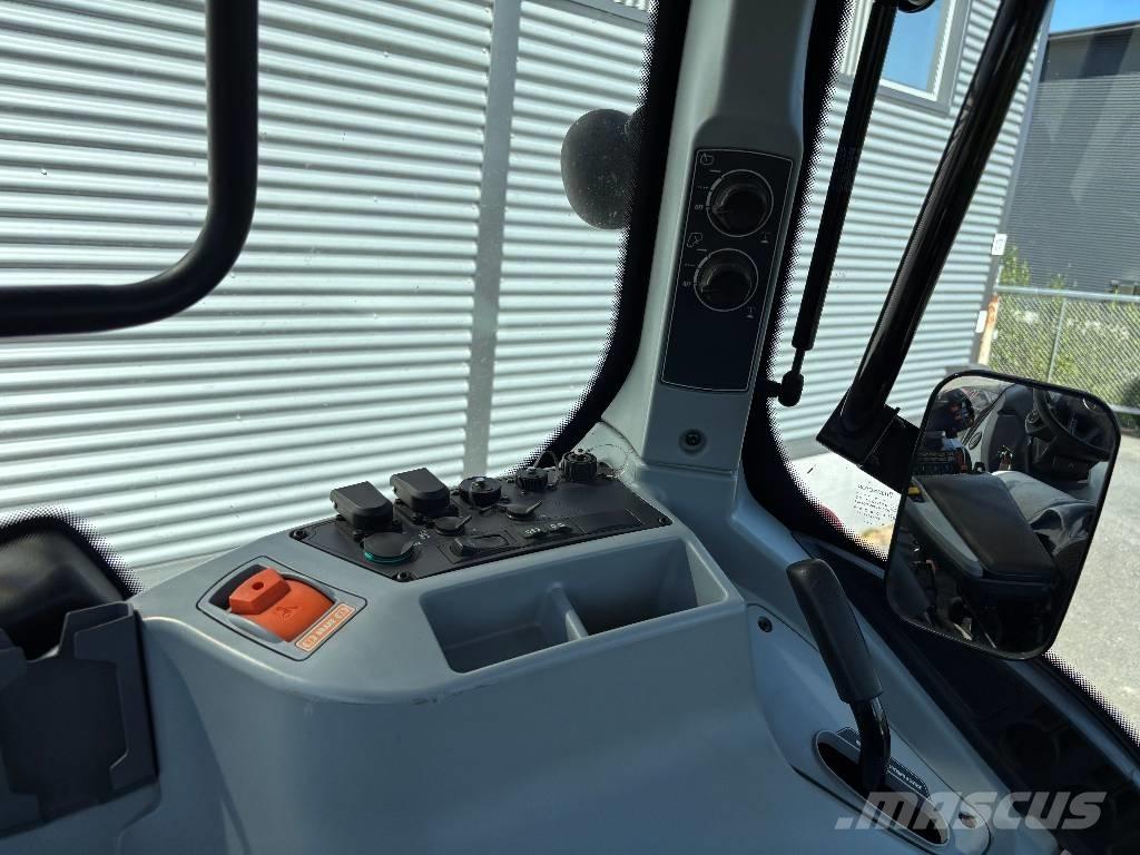 Valtra T 215 Versu Traktori