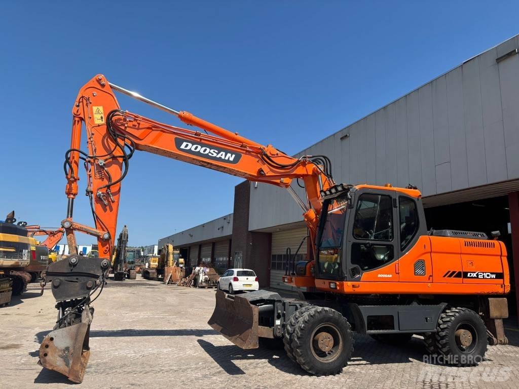 Doosan DX 210 W Bageri na kotačima