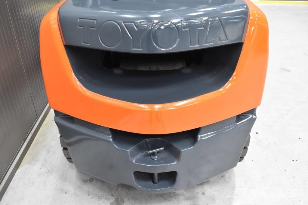 Toyota 06-8FD30F Dizelski viličari