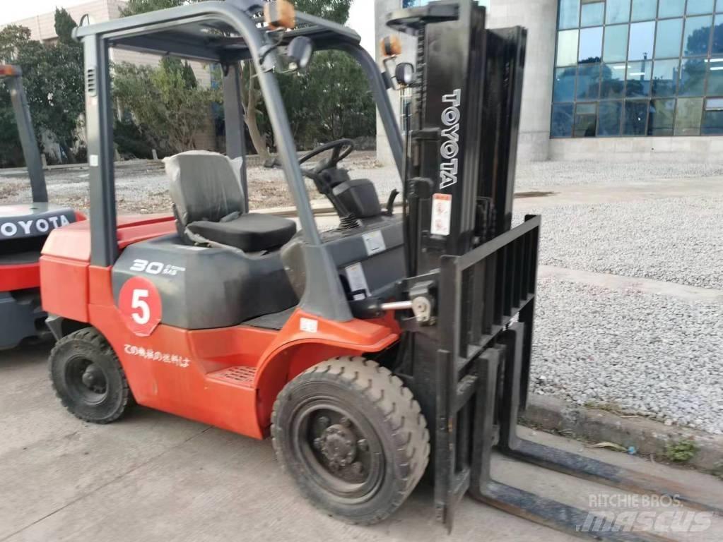 Toyota 7FD 30 Dizelski viličari