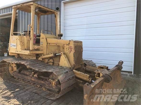 CAT D3B Buldožeri gusjeničari