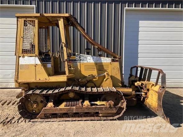 CAT D3C Buldožeri gusjeničari