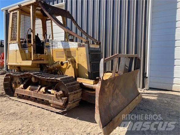 CAT D3C Buldožeri gusjeničari