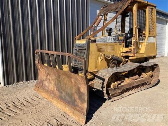 CAT D3C Buldožeri gusjeničari