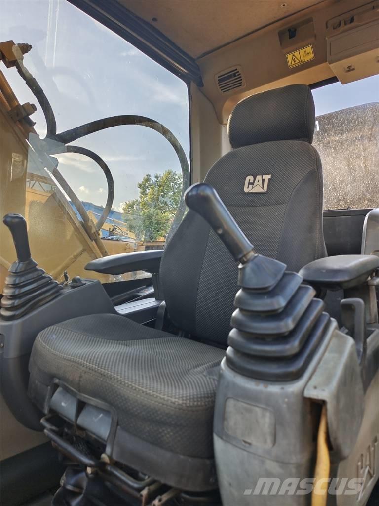 CAT 320 D 2 L Bageri gusjeničari