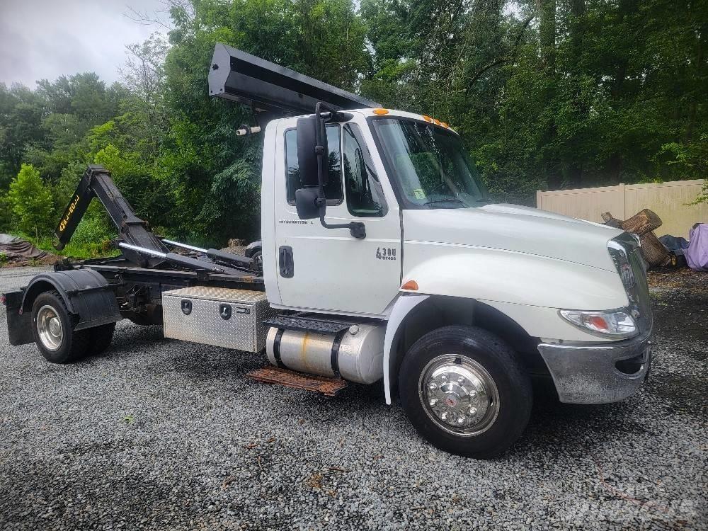 International 4300 Rol kiper kamioni s kukama za dizanje