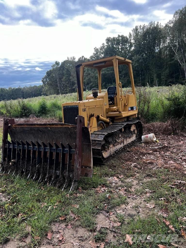 CAT D 3 B Buldožeri gusjeničari