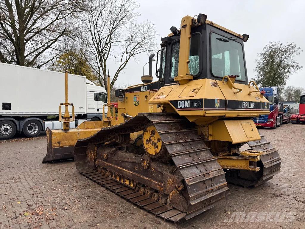 CAT D6M Buldožeri gusjeničari