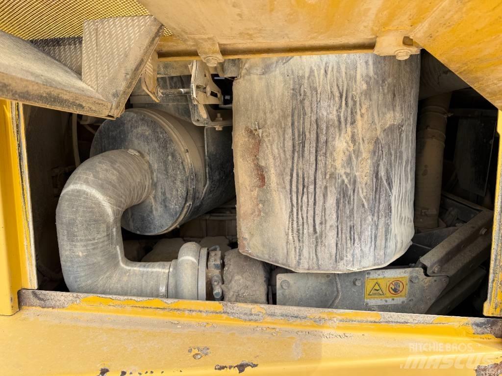 Komatsu D 155 AX-6 Buldožeri gusjeničari