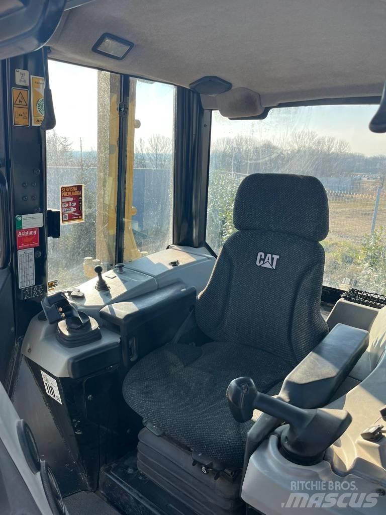 CAT D 6 N XL Buldožeri gusjeničari